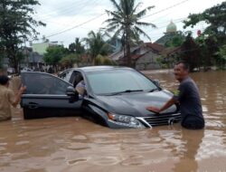 Bhabinkamtibmas Polsek Sukarame dan Warga Evakuasi Mobil Terendam Banjir di Jagabaya 3 Bandar Lampung