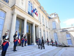 Presiden Prabowo Disambut Pasukan Kehormatan di Istana Élysée