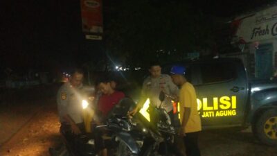 Patroli Malam di Jati Agung, Polsek Jati Agung Sapa Pemuda dan Cegah Balap Liar