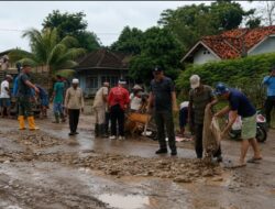 Wakil Bupati Tubaba Nadirsyah Turun Langsung Membaur Bersama Masyarakat dalam Gotong Royong Perbaiki Jalan